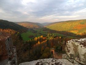 Sehen und gesehen werden: Der Bergsporn bietet perfekten Blick in das Tal der Mud. Foto: Tobias Schwarz