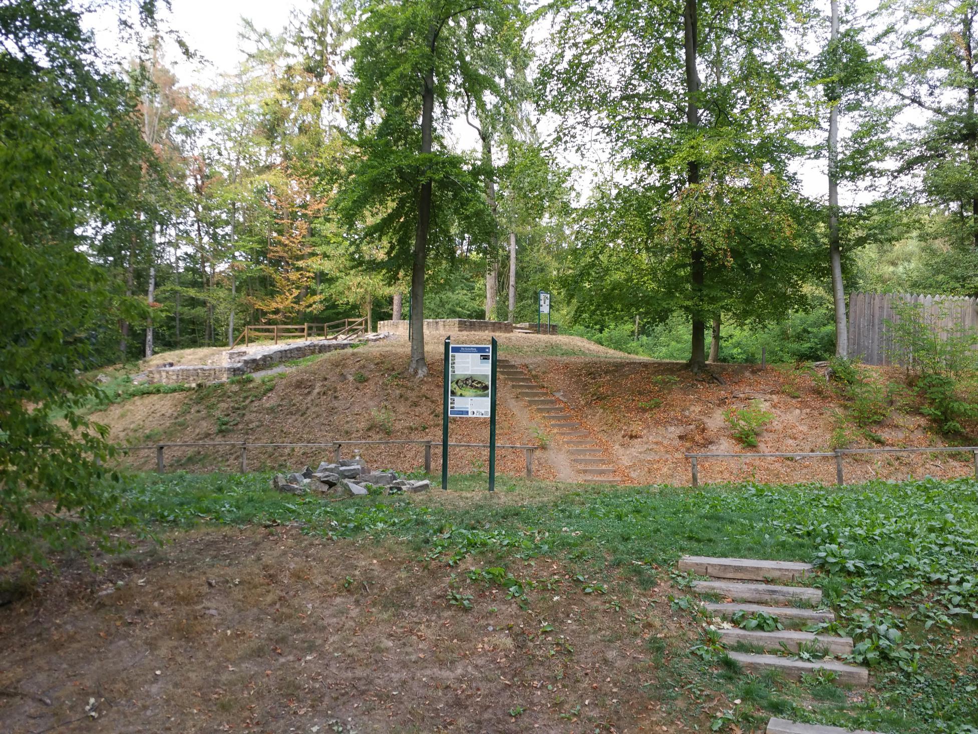 Grundmauern und rekonstruierte Palisade verleihen dem Burghügel eine ganz besondere Atmosphäre. Foto: Burglandschaft