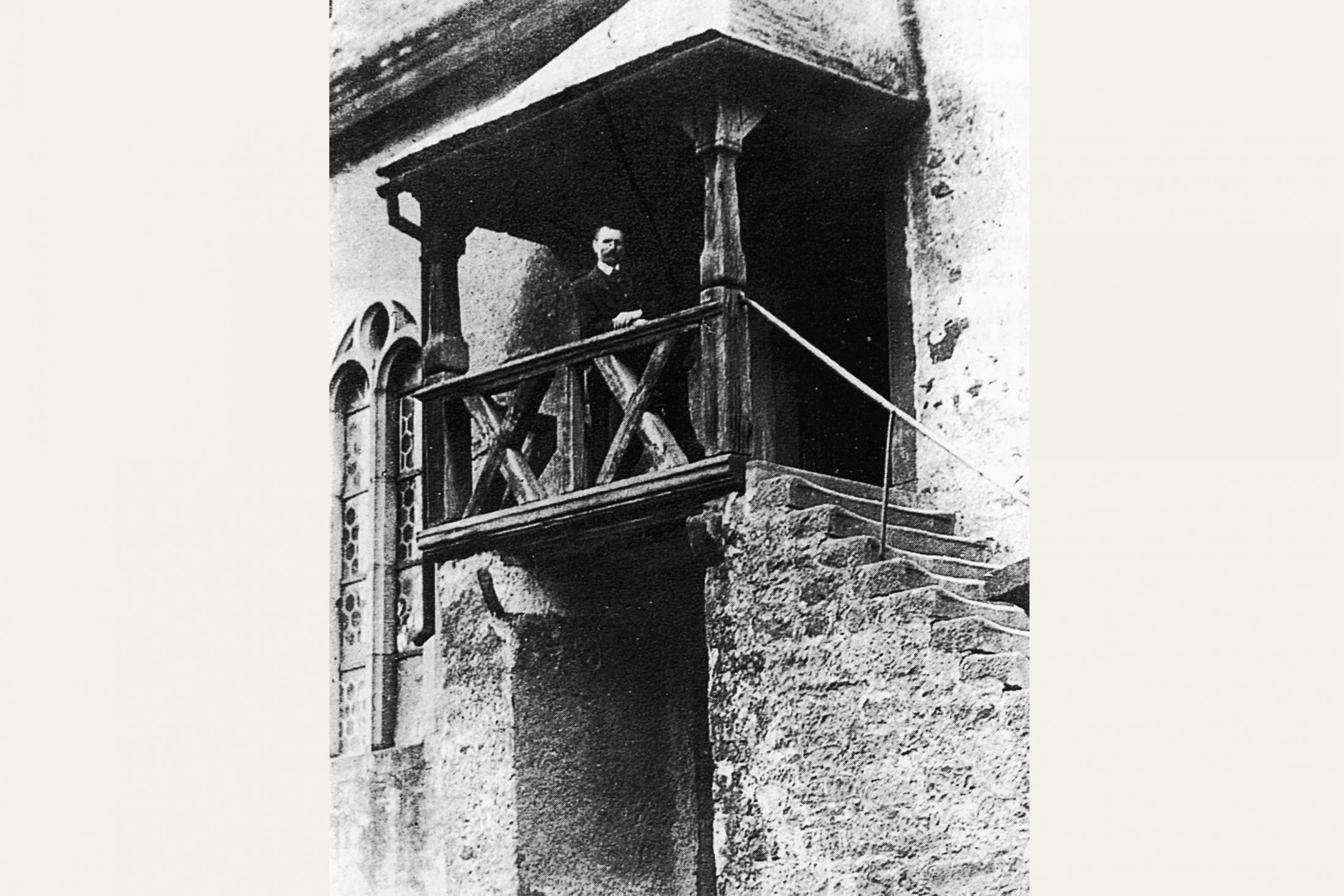 Organist Karl Hörnig um 1890/1900 auf dem hinteren Seiteneingang zur Orgelempore. Quelle: Veh 1995, S. 133