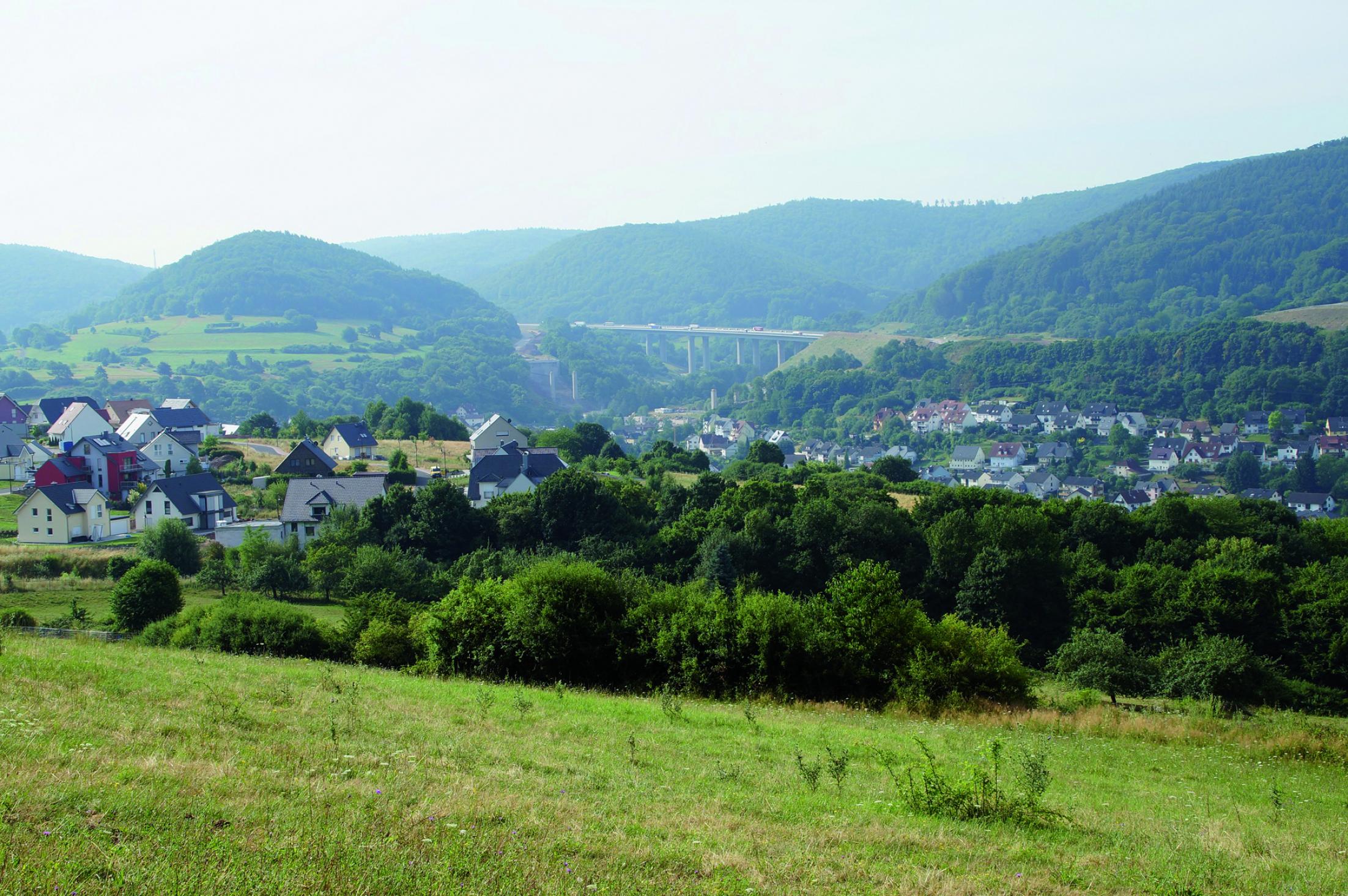 Ein Blick auf Waldaschaff und die neue Kauppenbrücke , die 2011 im Zuge der Trassenverlegung der Autobahn fertiggestellt wurde. © ASP