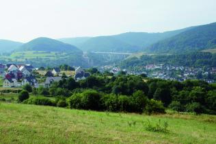 Ein Blick auf Waldaschaff und die neue Kauppenbrücke , die 2011 im Zuge der Trassenverlegung der Autobahn fertiggestellt wurde. © ASP