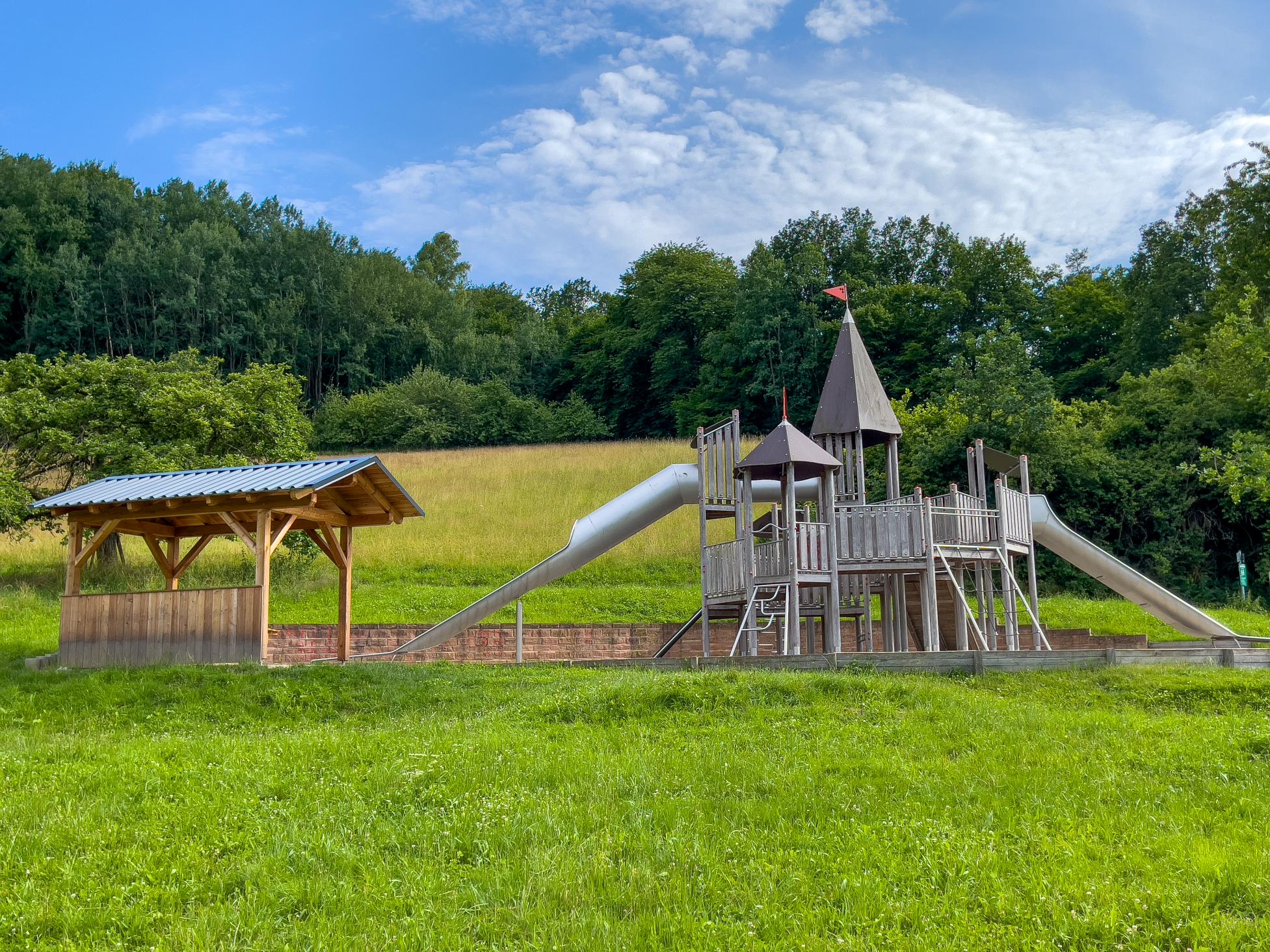 Kletterburg am Maria-Stern-Platz in Dammbach, am Einstieg „Alter Schulweg“ © Touristikverband e.V. RÄUBERLAND