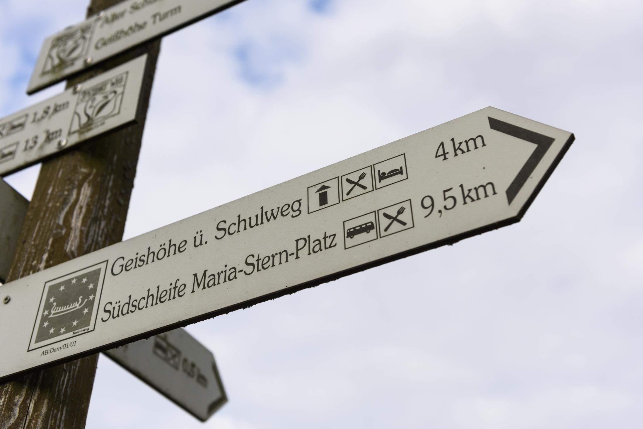 Wegweiser © Touristikverband e.V. RÄUBERLAND / Bayerntourismus
