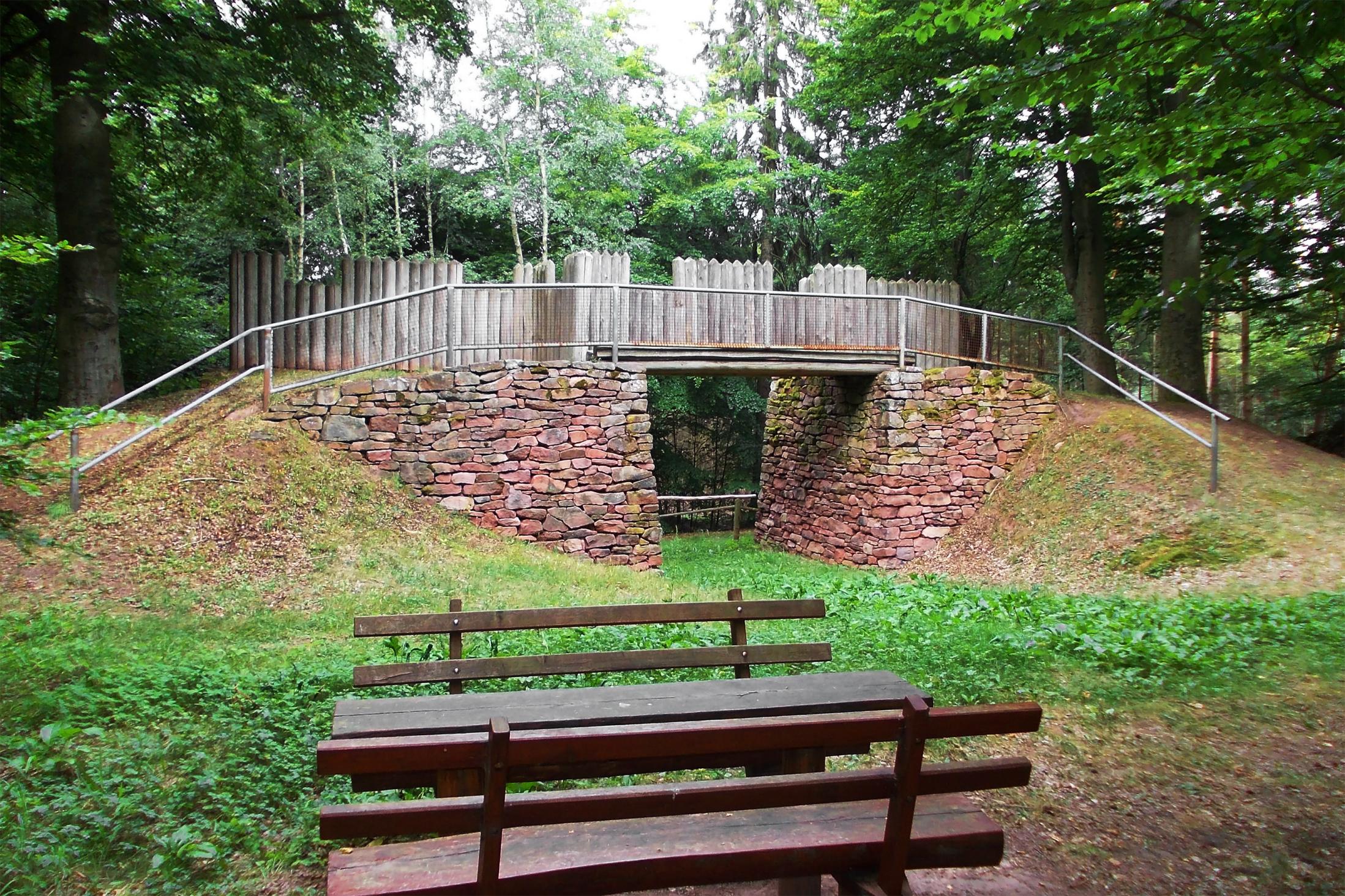 Das rekonstruierte Tor ist begehbar - man kann sich in die Wachen vor 3000 Jahren hineinversetzen. © Burglandschaft