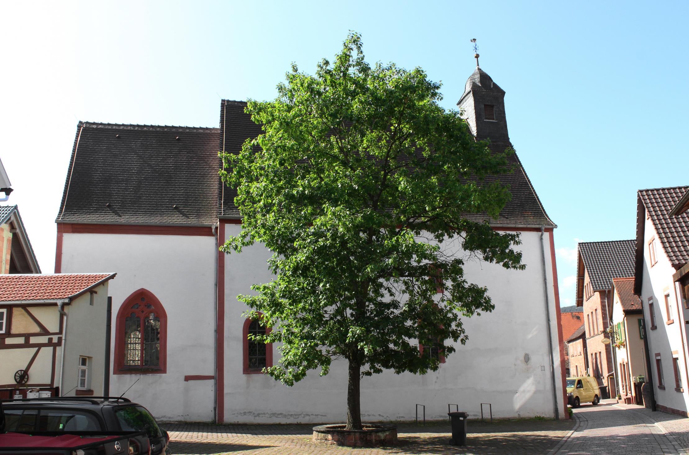 Der kompakte Baukörper ist der erste Hinweis auf das hohe Alter der Martinskapelle. © Burglandschaft