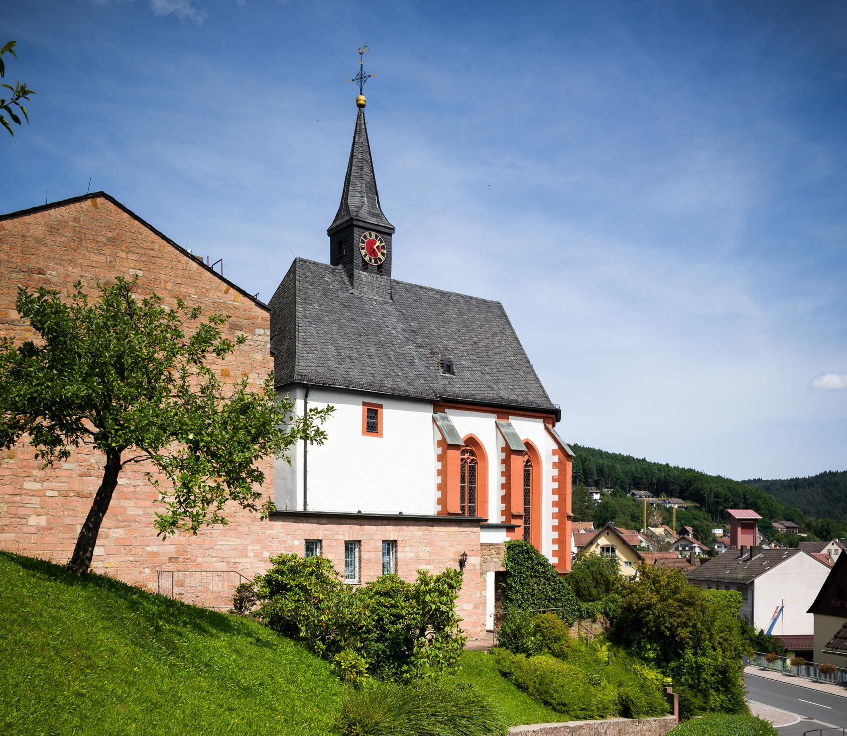 Die Südseite der Chorkirche. © Gemeinde Mespelbrunn
