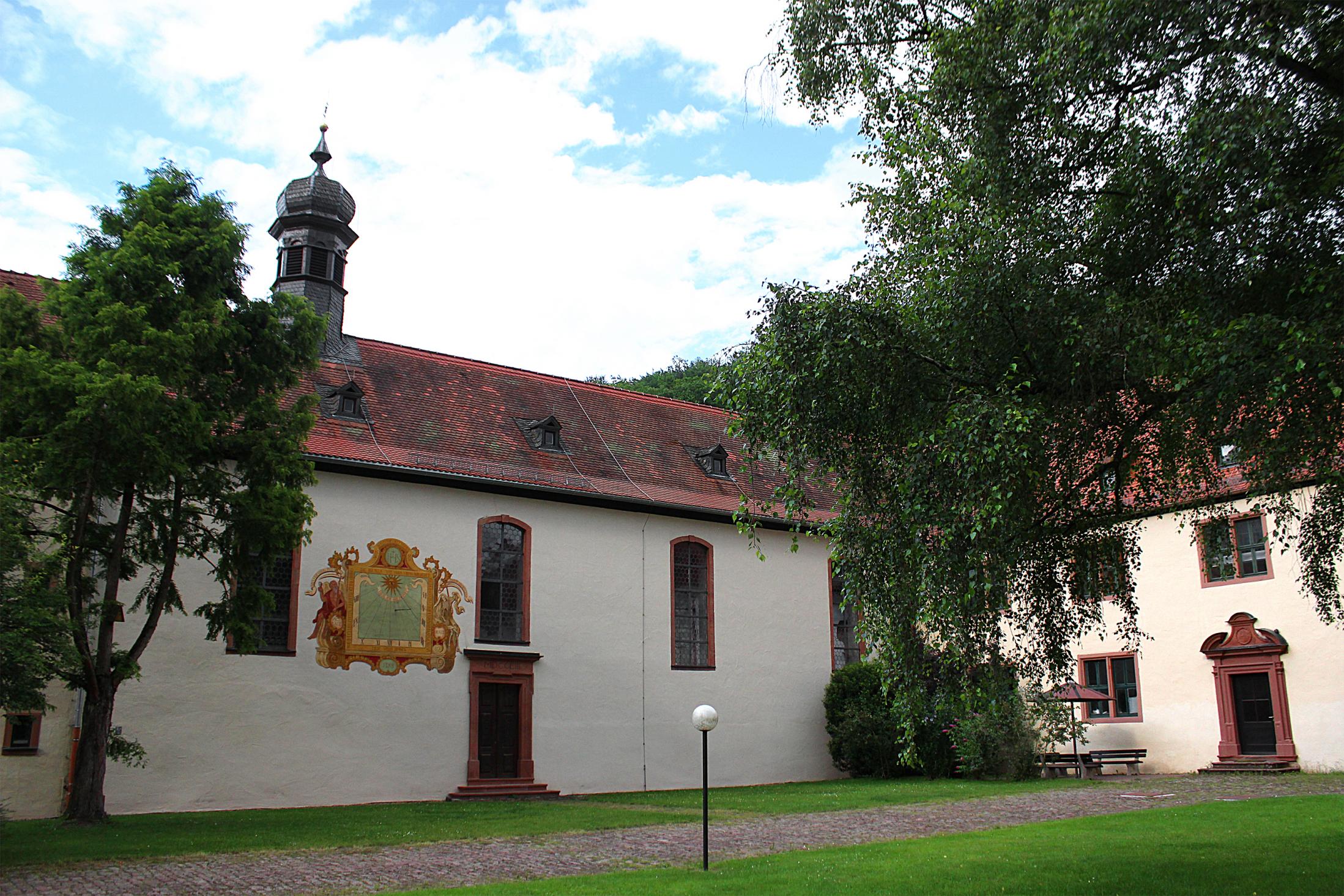Die Südseite der Klosterkirche wird von einer Sonnenuhr geschmückt. Foto und Bearbeitung: Burglandschaft