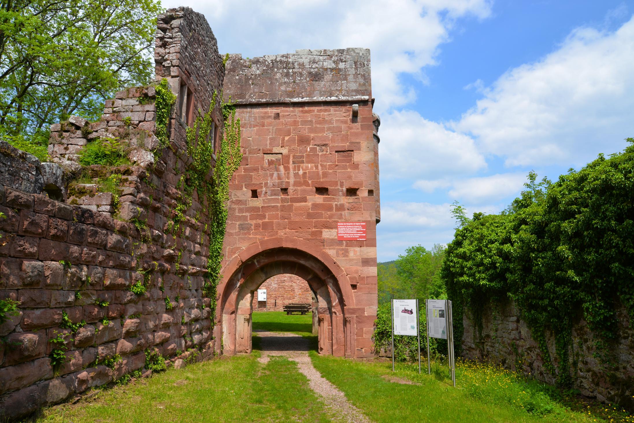 Das innere Tor beherbergte im Obergeschoss einst eine Kapelle - nicht unüblich im Hochmittelalter. Foto: Burglandschaft