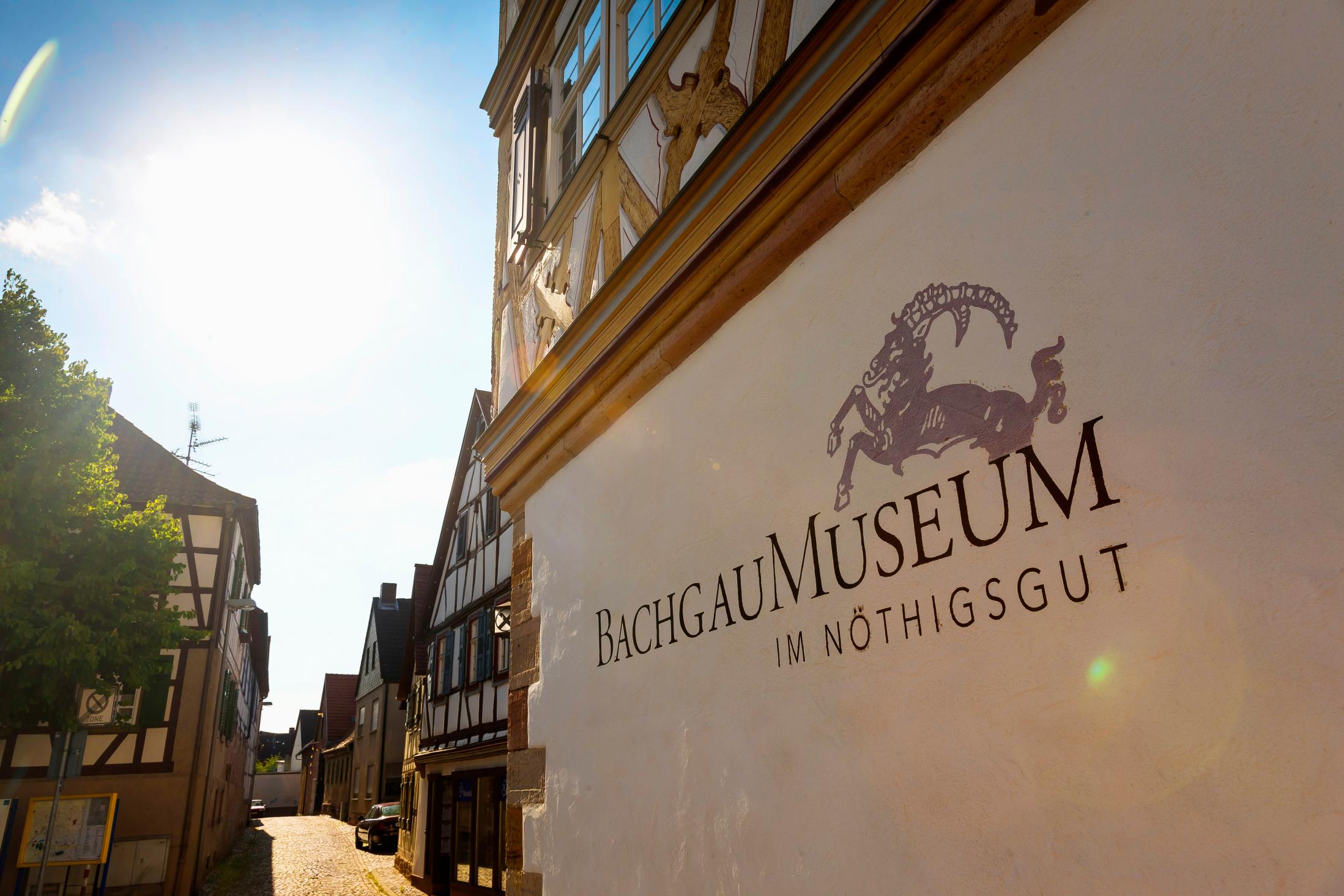 Das Logo des Bachgaumuseums prangt am 'Hohen Haus'. © Markt Großostheim