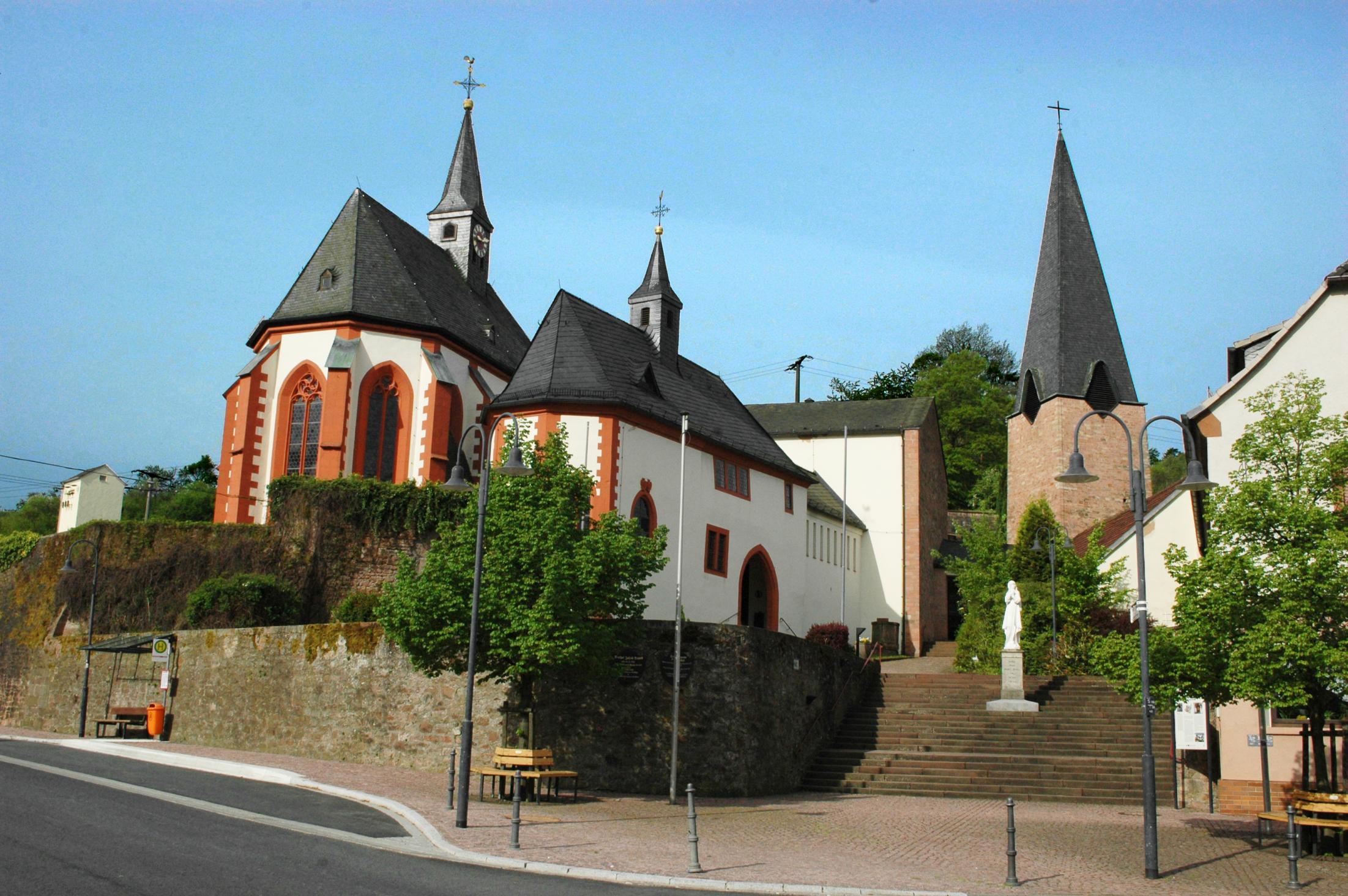 Die Kirchengruppe sitzt auf einer kleinen Erhebung in der Ortsmitte Hessenthals. © Burglandschaft