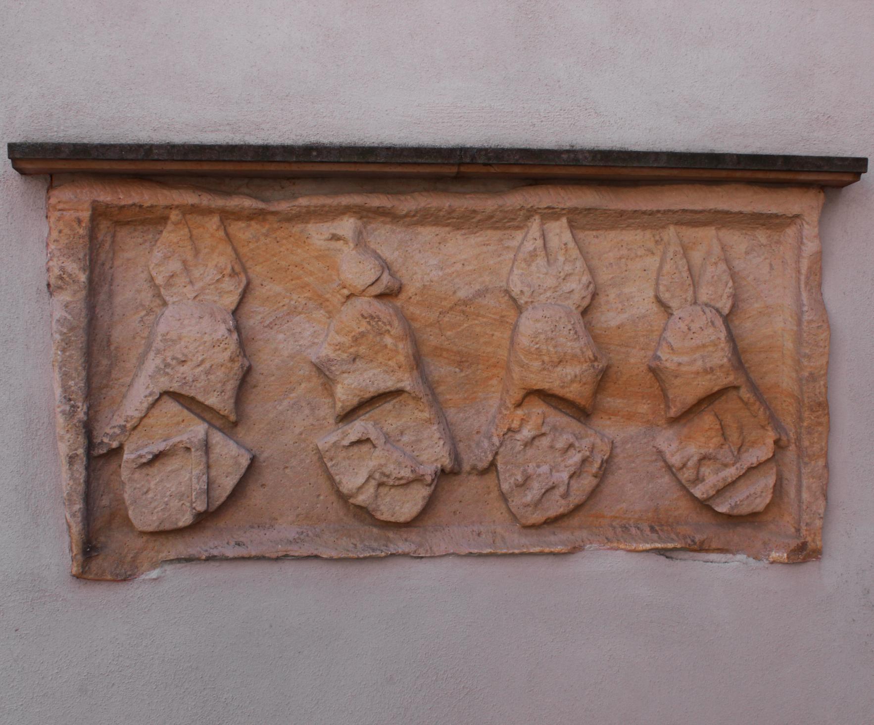 Eines der wenigen Fundstücke ist heute am Rathaus von Obernburg angebracht. Foto: Burglandschaft