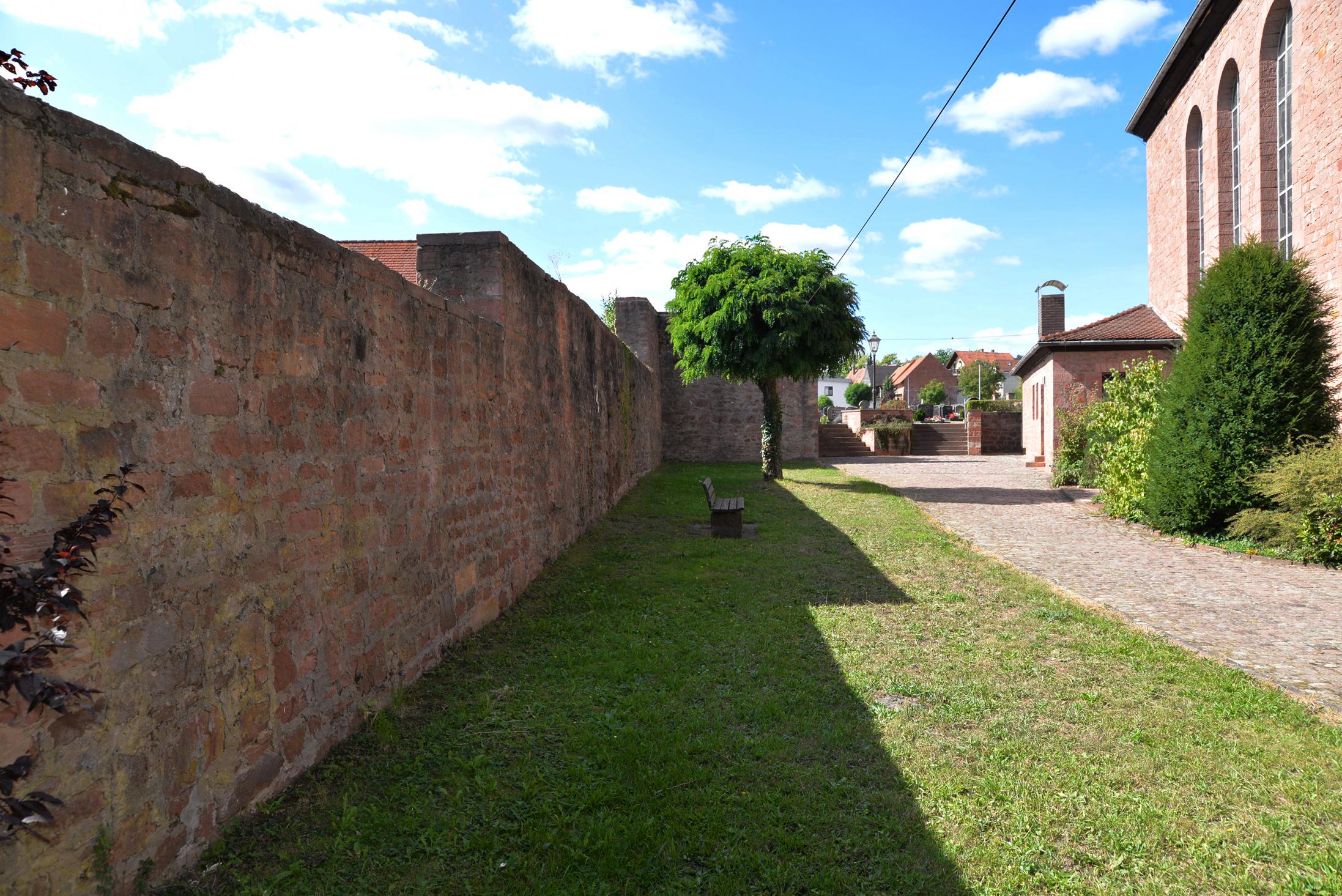 Älteste erhaltene Bauteile sind die Reste der Kirchhofmauer. © Burglandschaft