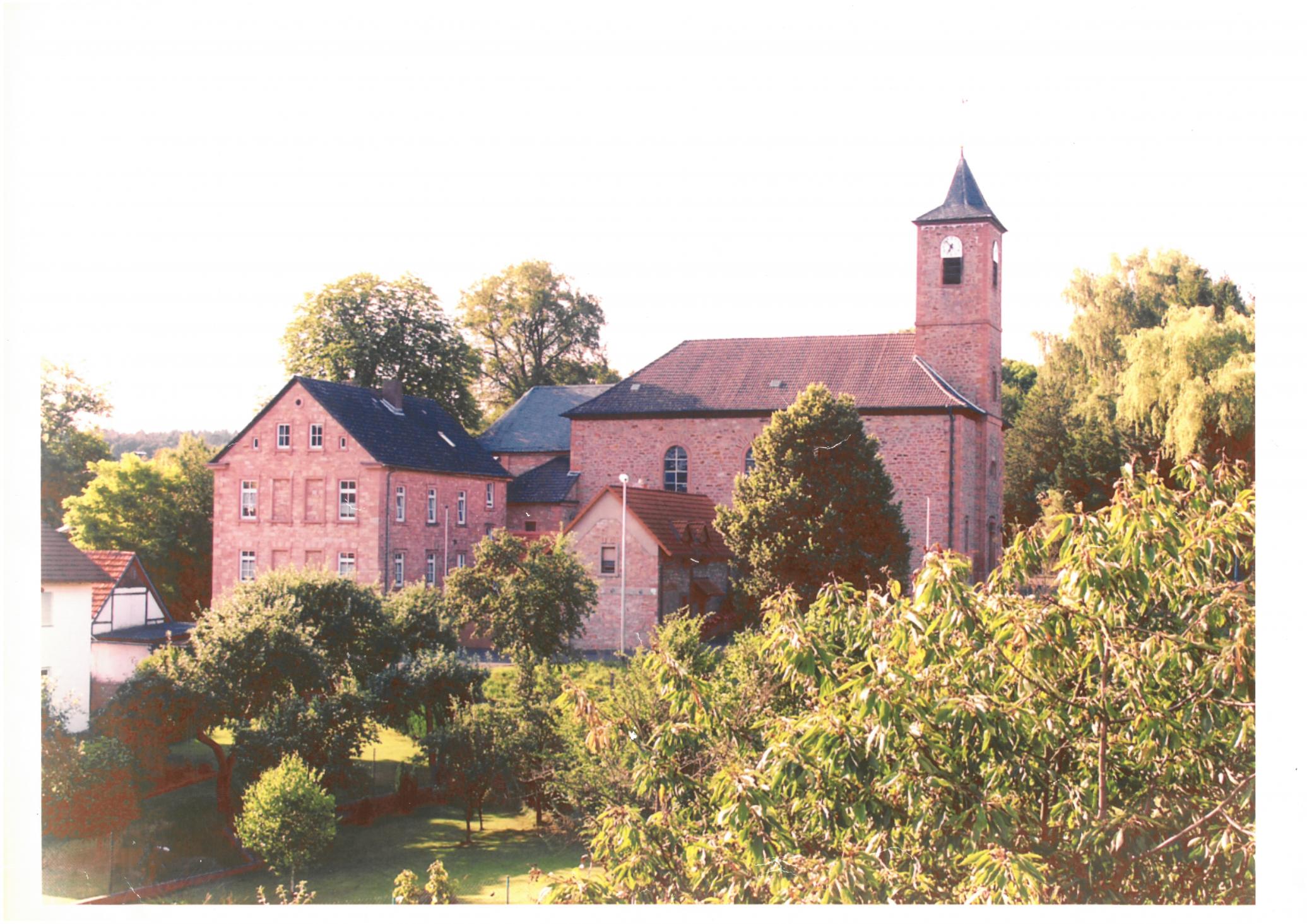 Feldkahl Kirche mit Schulgebäude © ASP