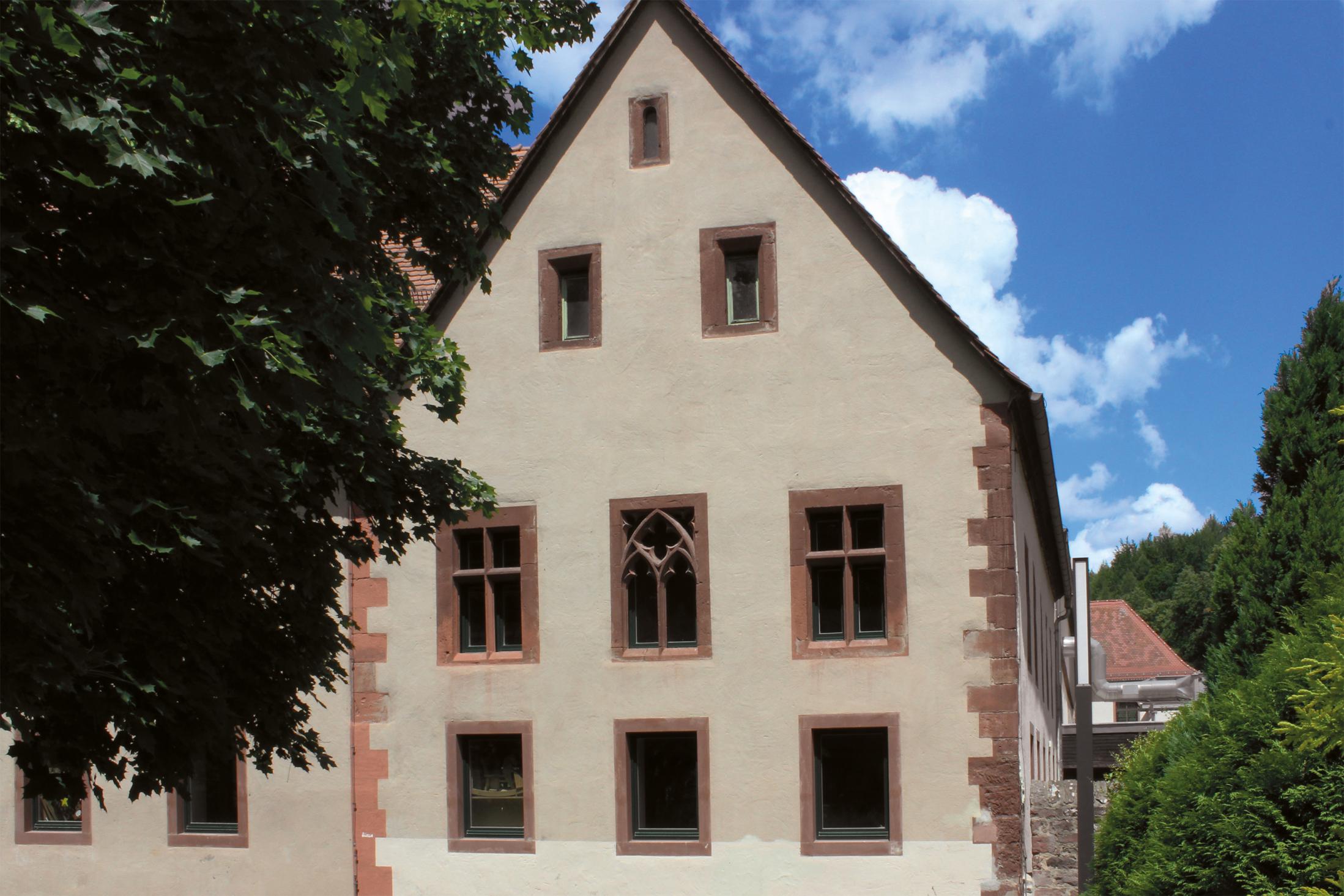 Trotz vieler baulicher Veränderungen haben sich einige Reste der mittelalterlichen Gebäude, wie der Südgiebel, erhalten. Foto und Bearbeitung: Burglandschaft