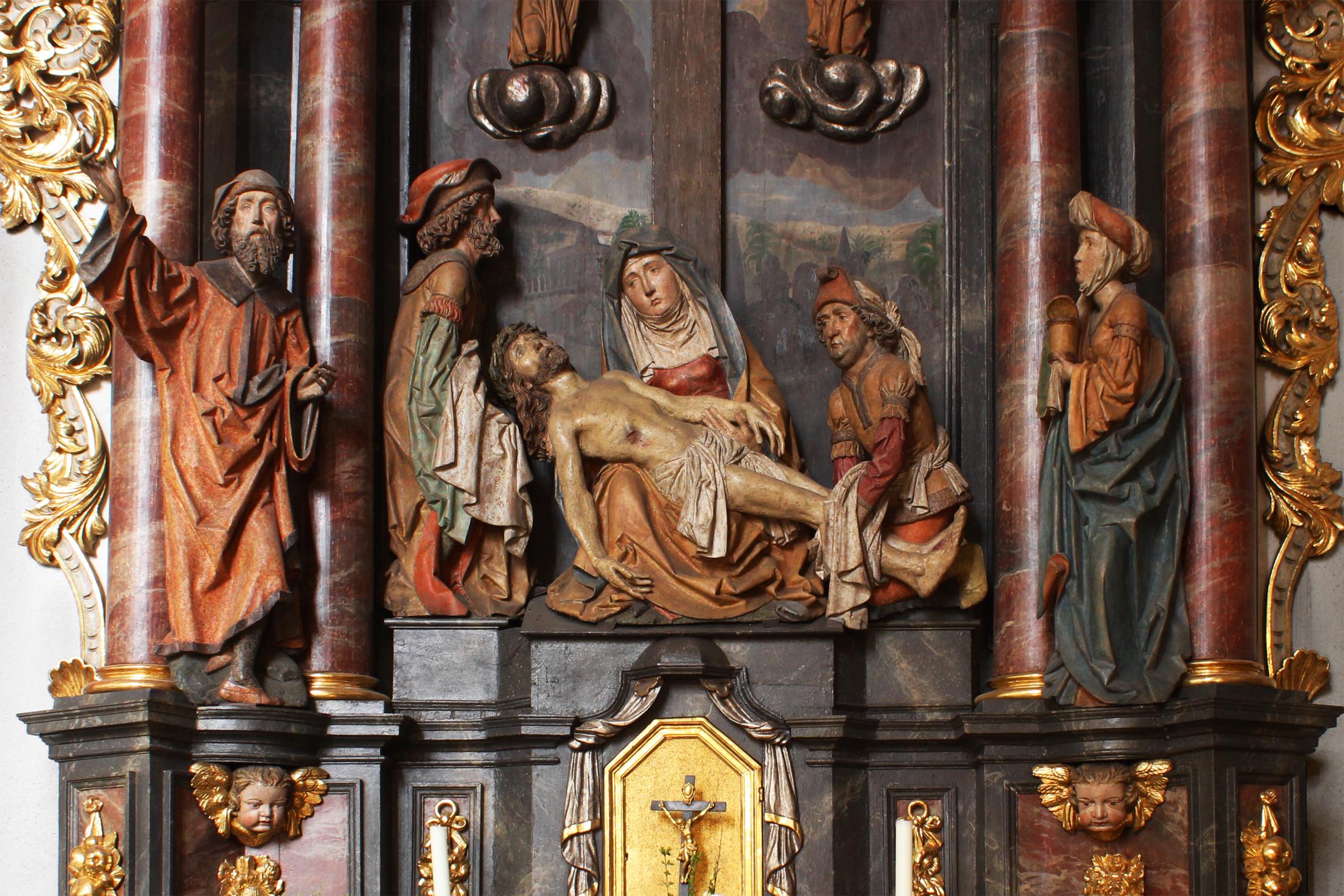 Die Beweinungsgruppe aus der Riemenschneider-Werkstatt von 1485. © Burglandschaft
