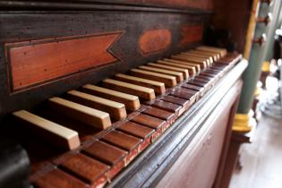 Bei den 'Himmelthaler Sommerkonzerten' erklingt auch die knapp 300 Jahre alte Orgel wieder. Foto und Bearbeitung: Burglandschaft