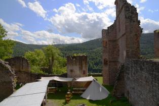 Im unteren Burghof erwacht hin und wieder das Mittelalter zum Leben. Foto: Burglandschaft