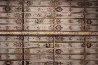 Die Kapelle ist verziert "bis unter die Decke" - hier die Holzbohlendecke. © Burglandschaft