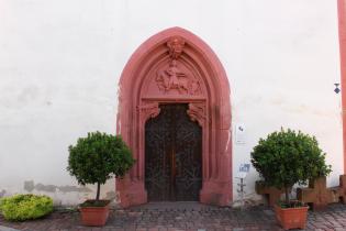 Das prächtige gotische Portal mit dem Mantel teilenden hl. Martin. © Burglandschaft