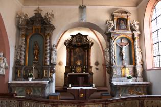 Seit über 800 Jahren befindet sich der Hauptaltar im eingewölbten Erdgeschoss des Kirchturms. © Burglandschaft