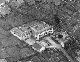 Das Schlösschen auf einer Luftaufnahme 1957. Foto: Stadt Alzenau. Bearbeitung: Burglandschaft
