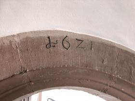 Im Portal zum Treppenturm des Rathauses: ' 1 6 2 1 '. Foto: Gina Gehrig-Spanlang