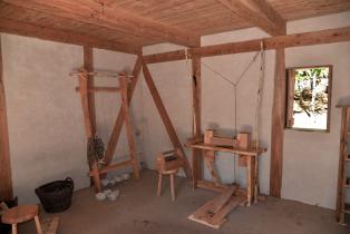 Mit dem Webstuhl und der Drechselbank werden Hand- und Hauswerk der Eisenzeit vermittelt. © Burglandschaft