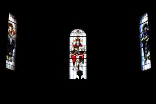 Die Fenster im Chor zeigen mittig die Dreifaltigkeit, links die thronende Muttergottes und rechts den Hl. Josef. Foto: LAG Main4Eck