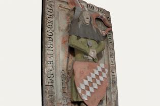 Die Grabplatten erstrahlten ursprünglich in bunten Farben, wie hier am Epitaph Konrads III. von Bickenbach († 1354) im Chor visualisiert. Foto und Bearbeitung: Burglandschaft