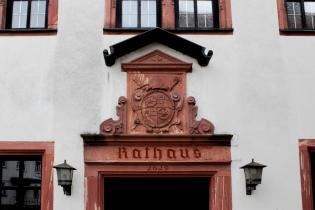 Das Sandsteinwappen des Mainzer Kurfürsten über dem Hauptportal. Foto: LAG Main4Eck