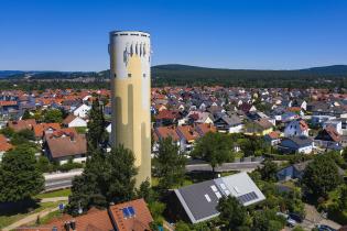 Der Wasserturm vor dem Orts- und Spessartpanorama. Foto: Tourismusverband Spessart-Mainland/Holger Leue.