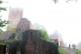 Durch die exponierte Lage wird die Burg von Wind und Wetter umtost. Foto: Burglandschaft