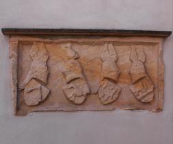 Eines der wenigen Fundstücke ist heute am Rathaus von Obernburg angebracht. Foto: Burglandschaft