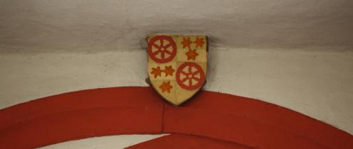 Das Wappen des Mainzer Erzbischofs Dietrich Schenk von Erbach (reg. 1434-1459) im Scheitel des Torbogens. © Burglandschaft