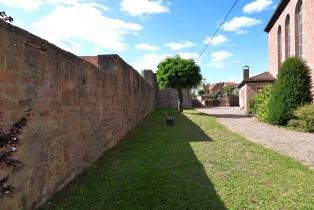 Älteste erhaltene Bauteile sind die Reste der Kirchhofmauer. © Burglandschaft