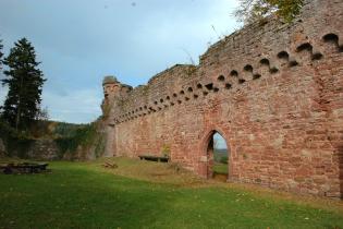 Eine jüngere Binnenmauer unterteilt den Burghof nochmals. Foto: Burglandschaft