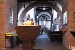 Im Eingangsbereich befindet sich ein prächtiges Taufbecken von 1625. Foto: LAG Main4Eck